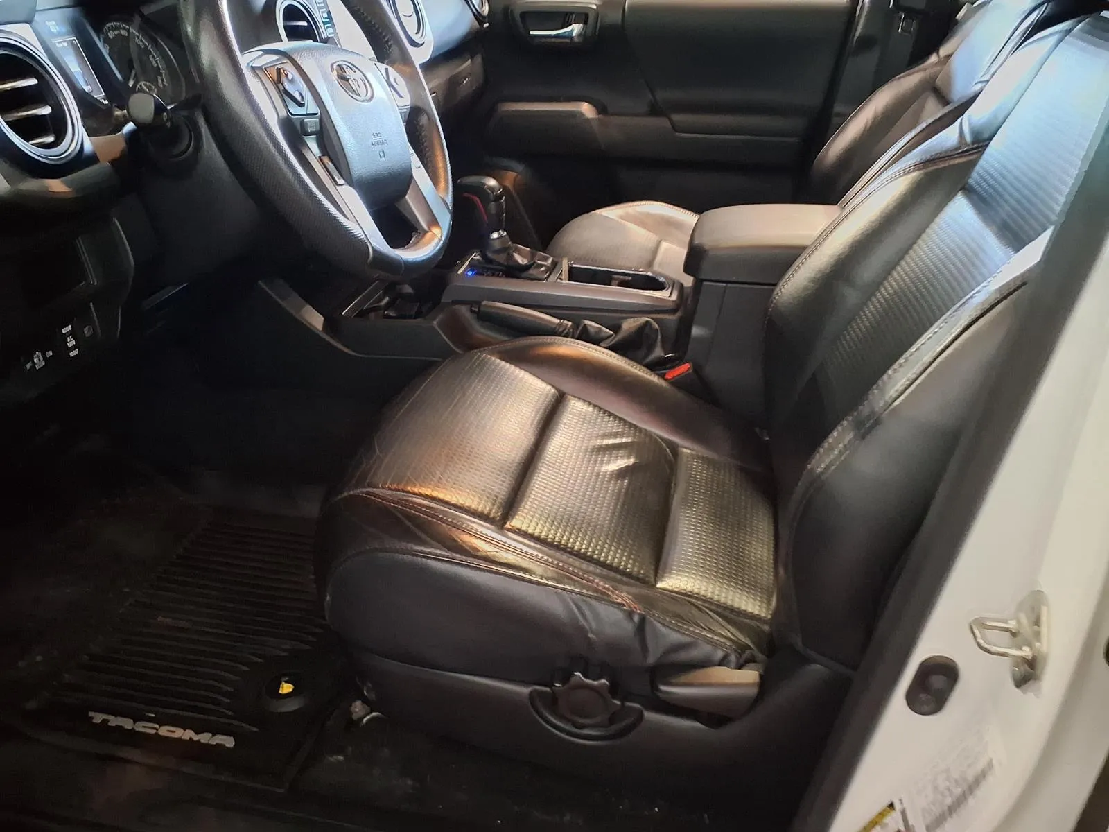 Toyota Tacoma photo 18