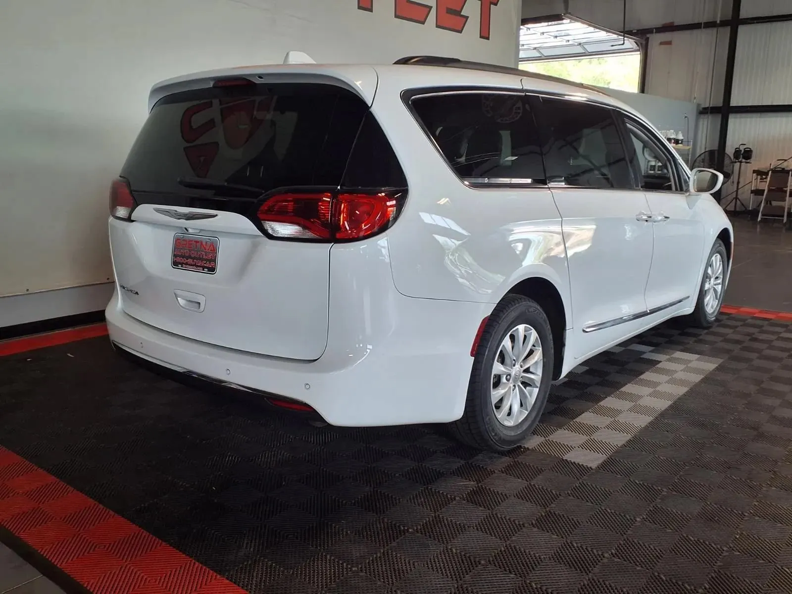 Chrysler Pacifica photo 9
