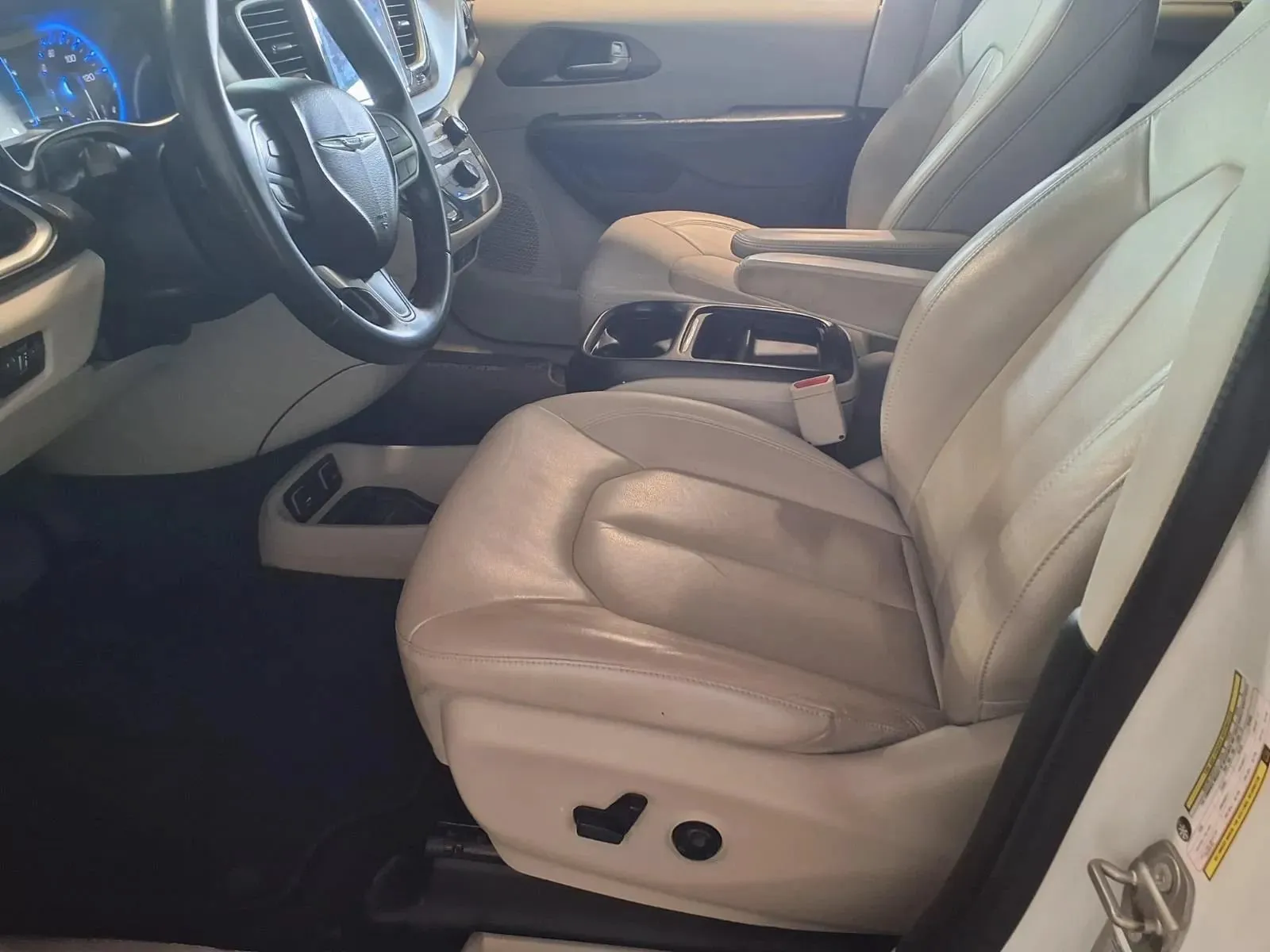 Chrysler Pacifica photo 17