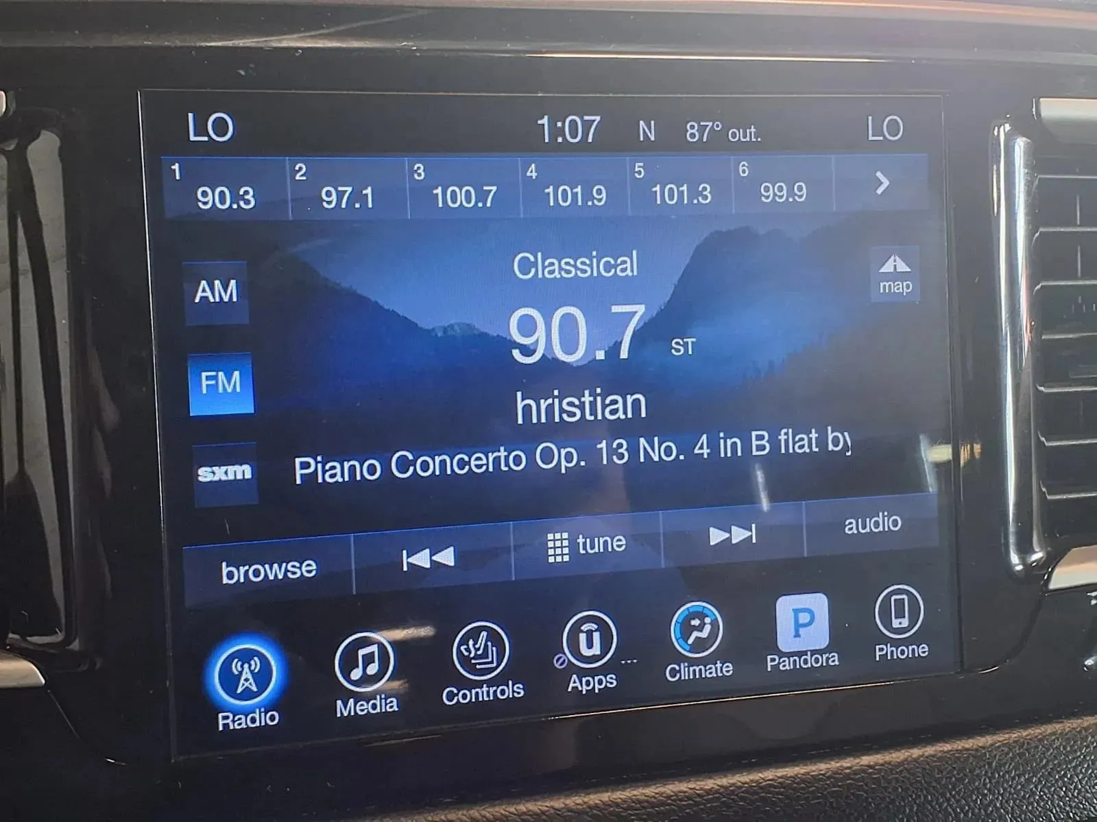 Chrysler Pacifica photo 18