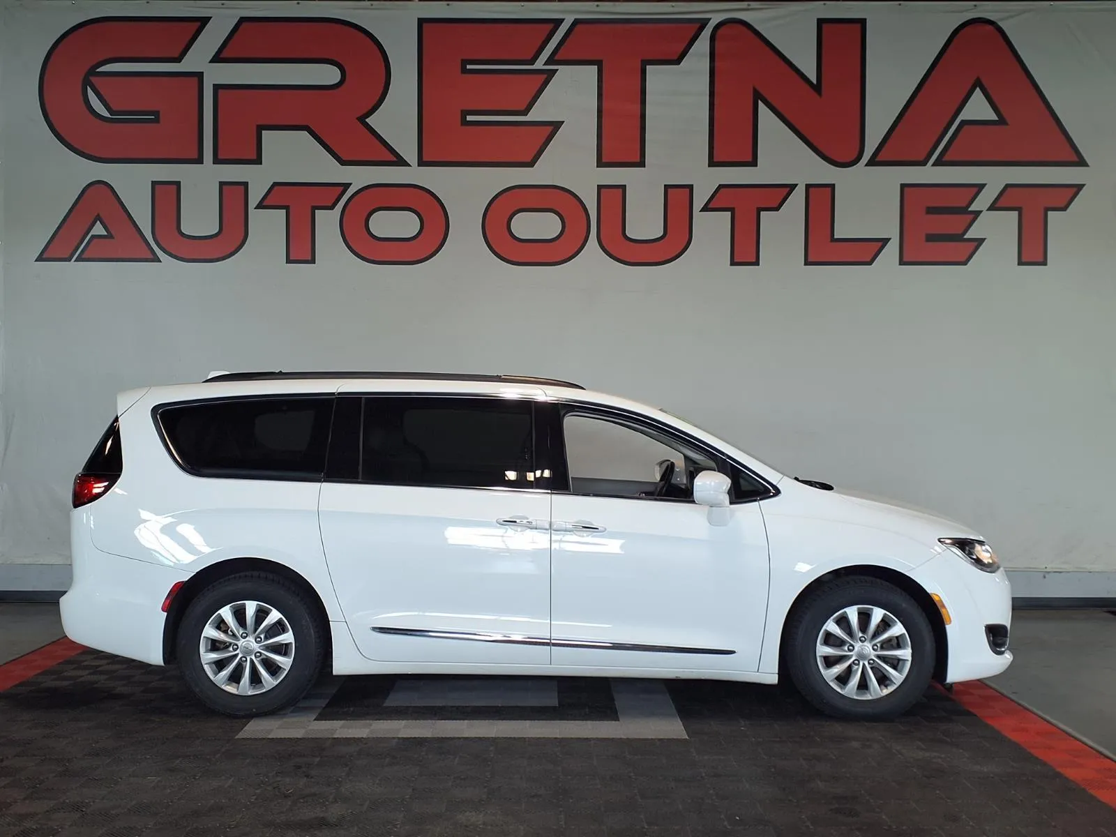 White 2017 Chrysler Pacifica Touring-L for sale in Gretna, NE
