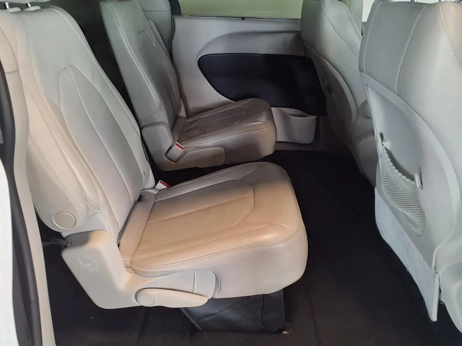 Chrysler Pacifica photo 10