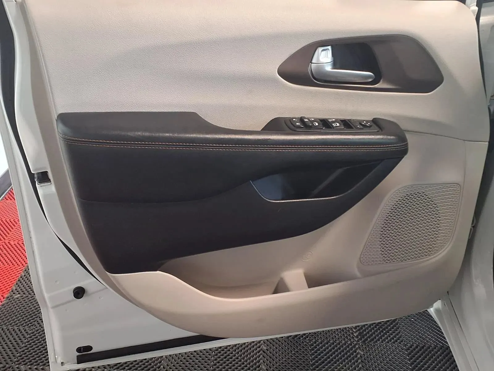 Chrysler Pacifica photo 16