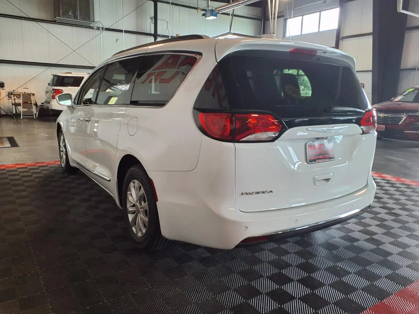 Chrysler Pacifica photo 5