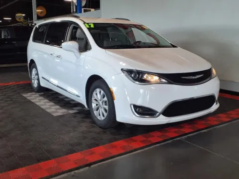 Photos of 2017 Chrysler Pacifica Touring-L for sale in Gretna, NE at Gretna Auto Outlet
