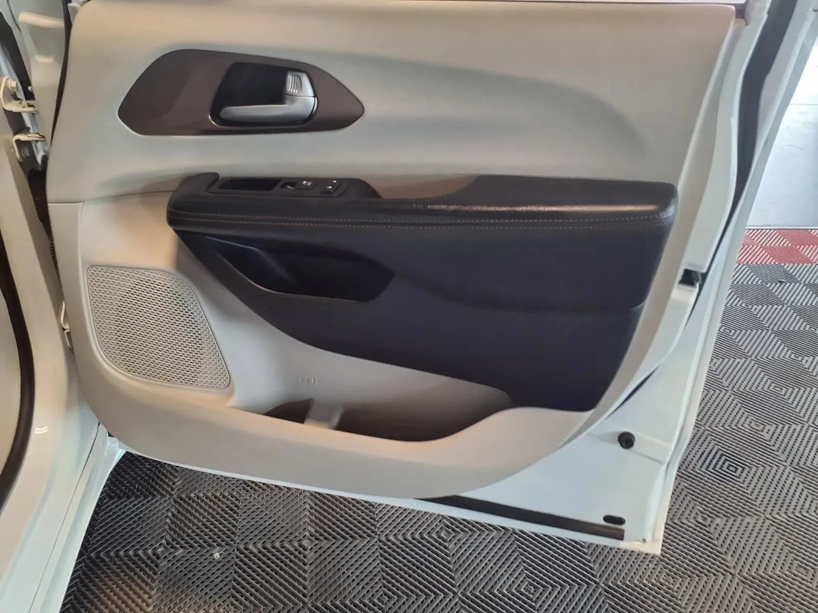 Chrysler Pacifica photo 12