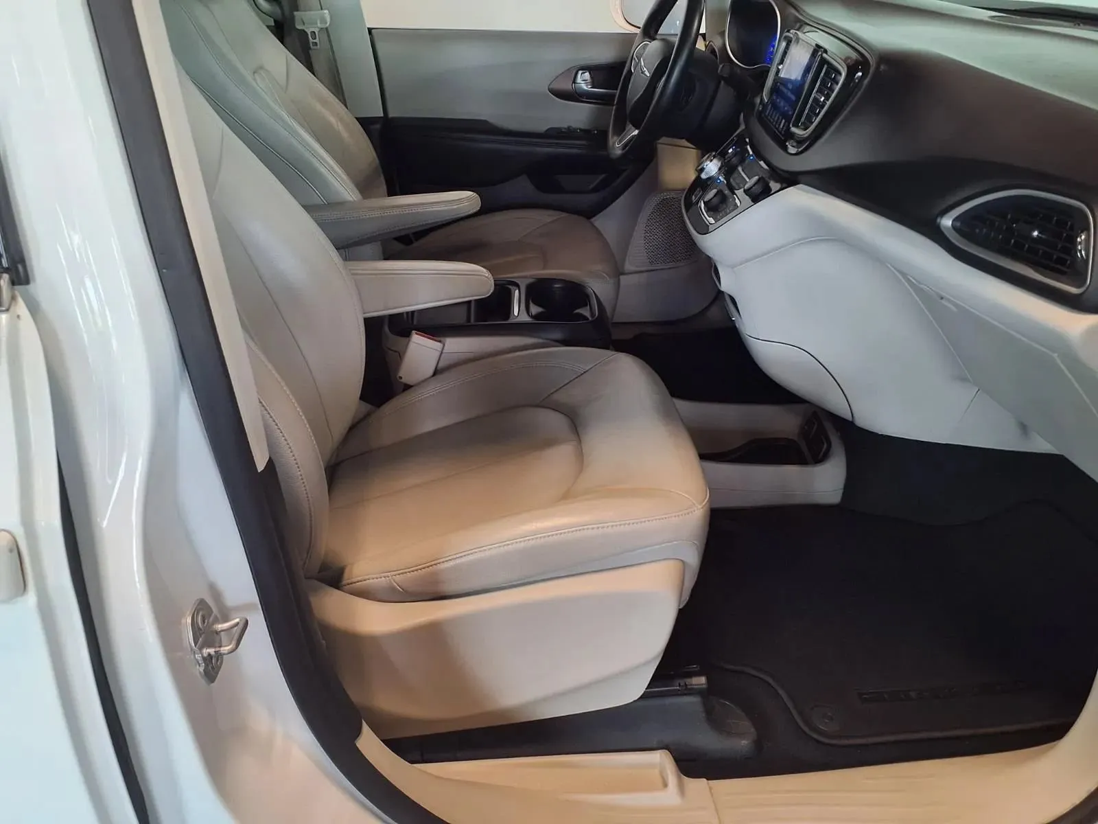 Chrysler Pacifica photo 13