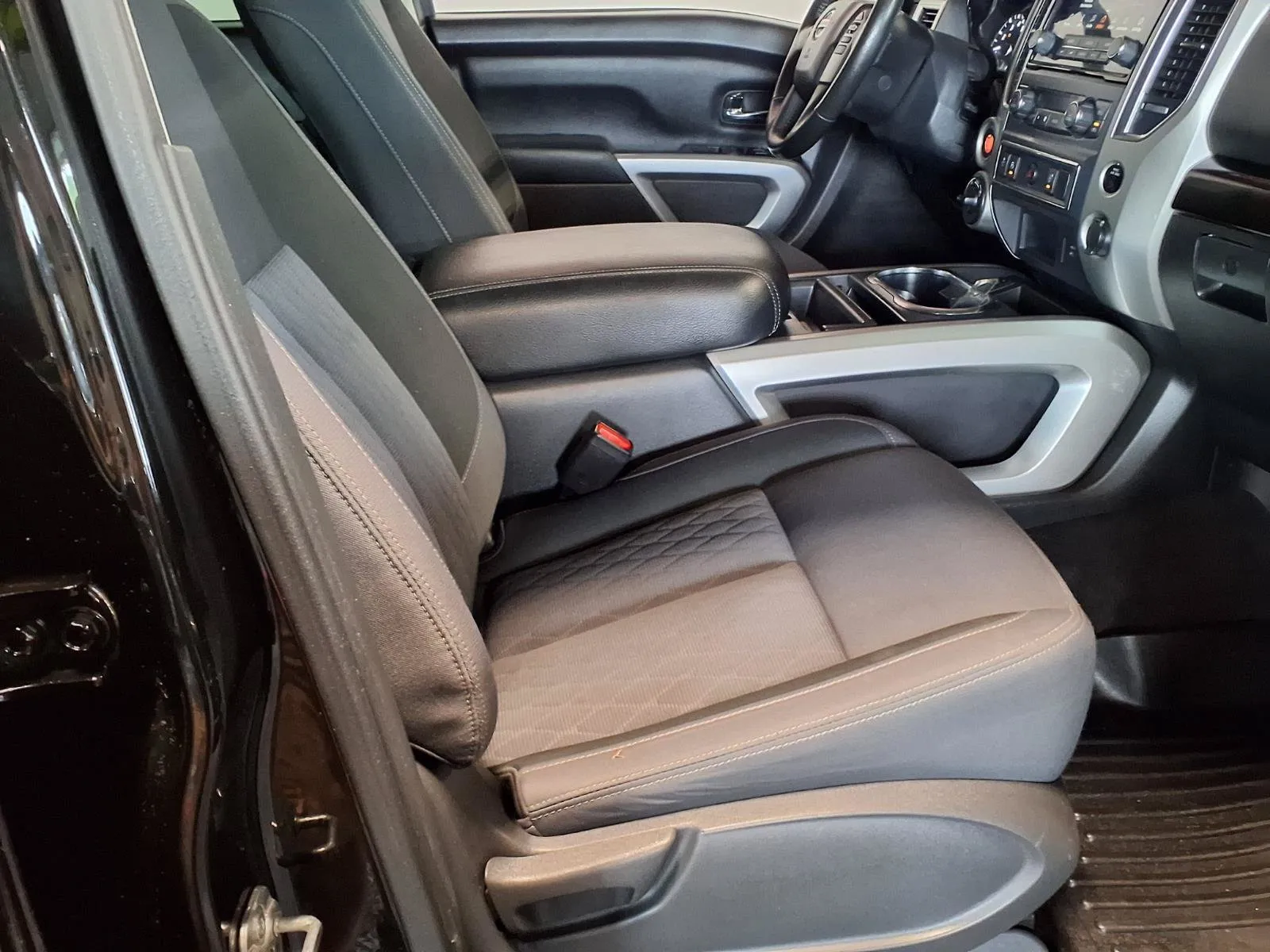 Nissan Titan photo 11