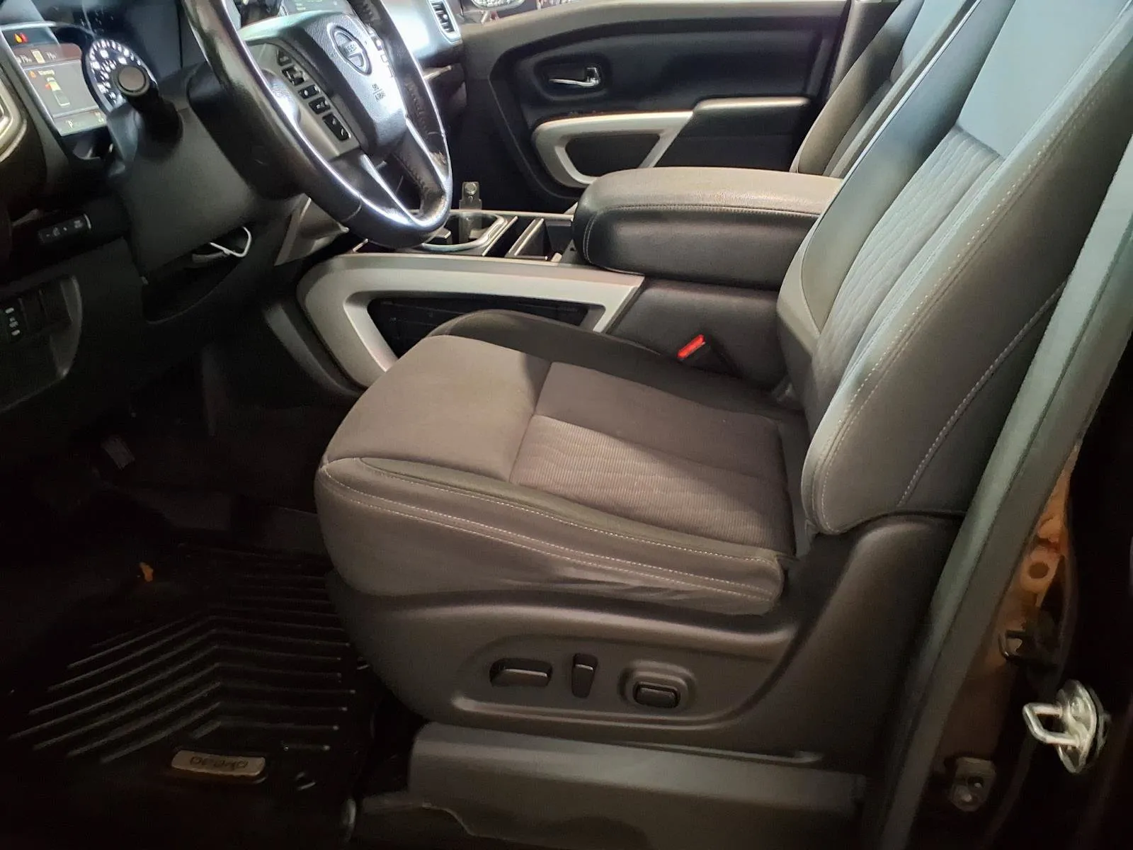 Nissan Titan photo 15