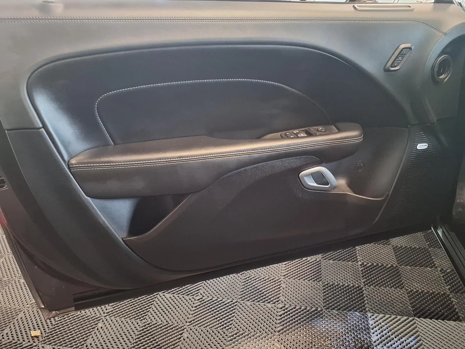 Dodge Challenger photo 12