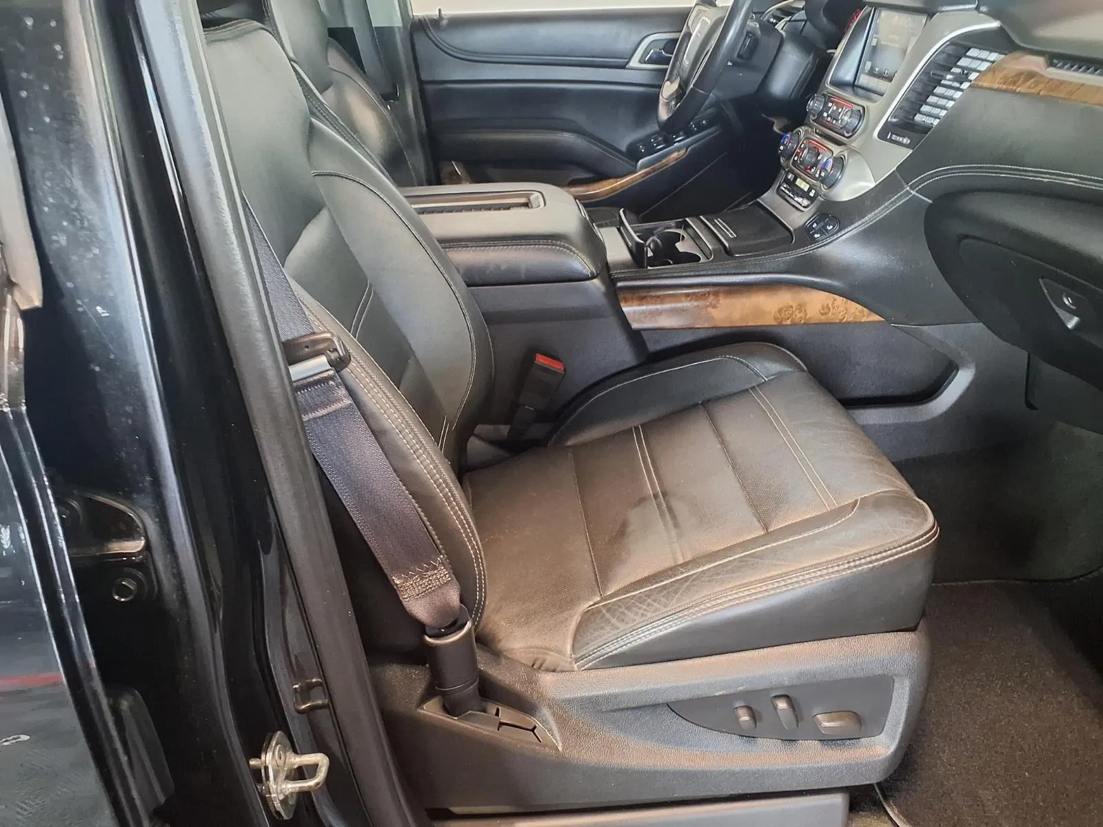 GMC Yukon XL photo 13