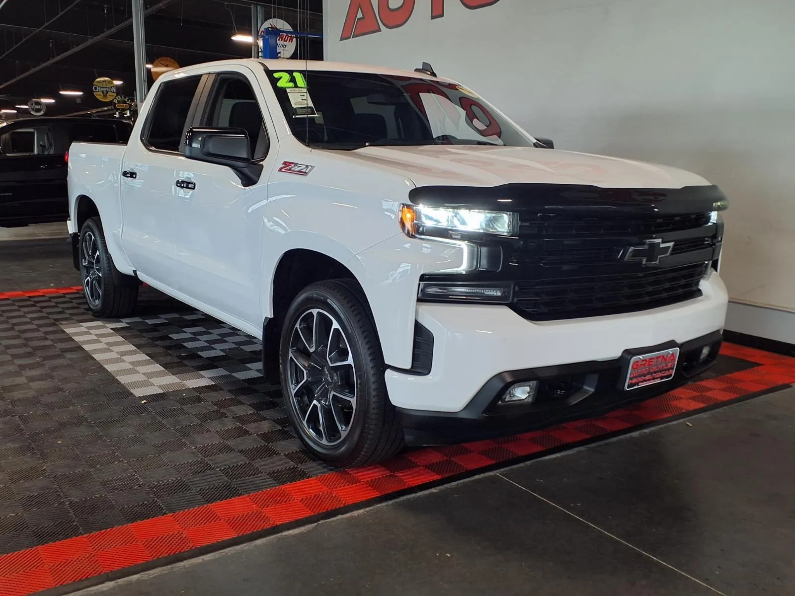 Chevrolet Silverado photo 2