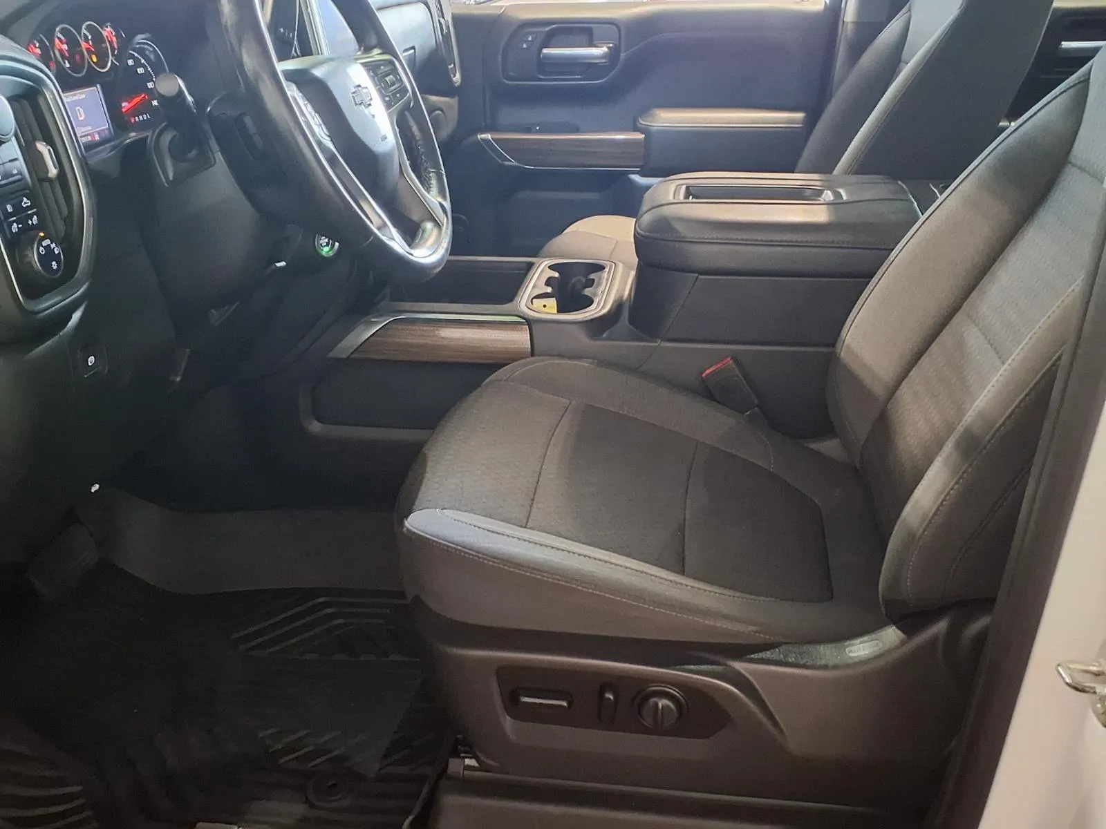 Chevrolet Silverado photo 16