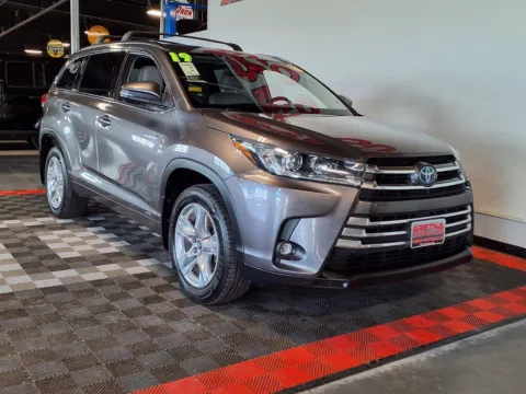 Photos of 2019 Toyota Highlander Hybrid Limited for sale in Gretna, NE at Gretna Auto Outlet