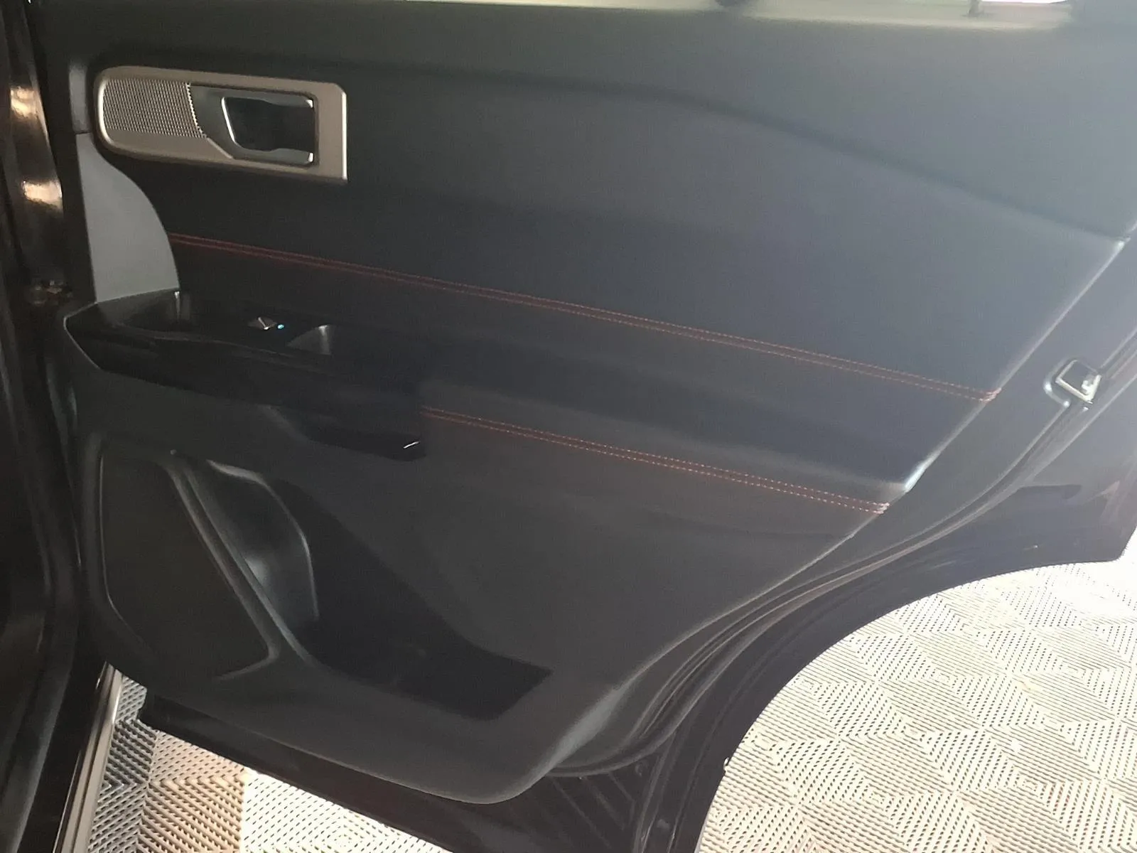 Ford Explorer photo 10