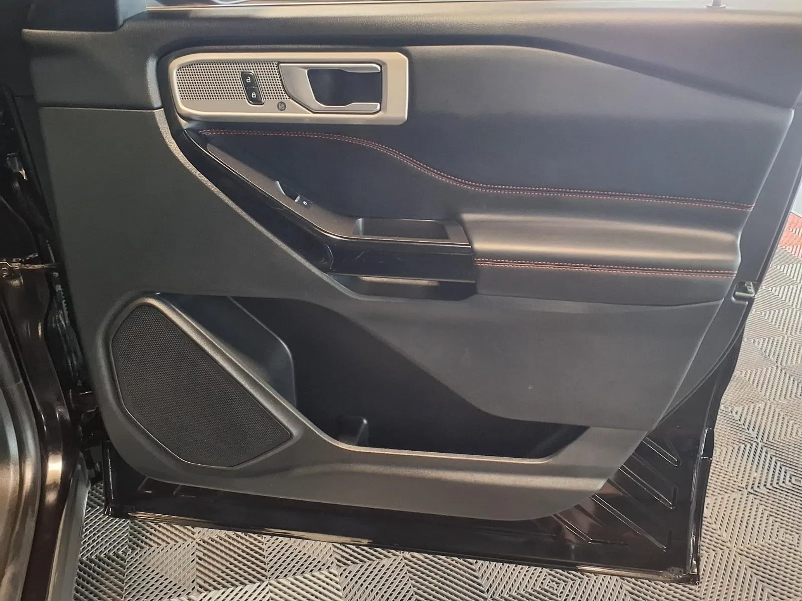 Ford Explorer photo 12