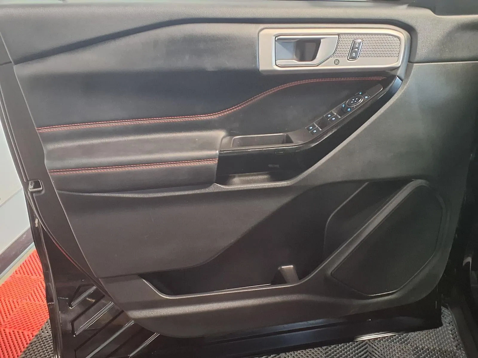 Ford Explorer photo 17