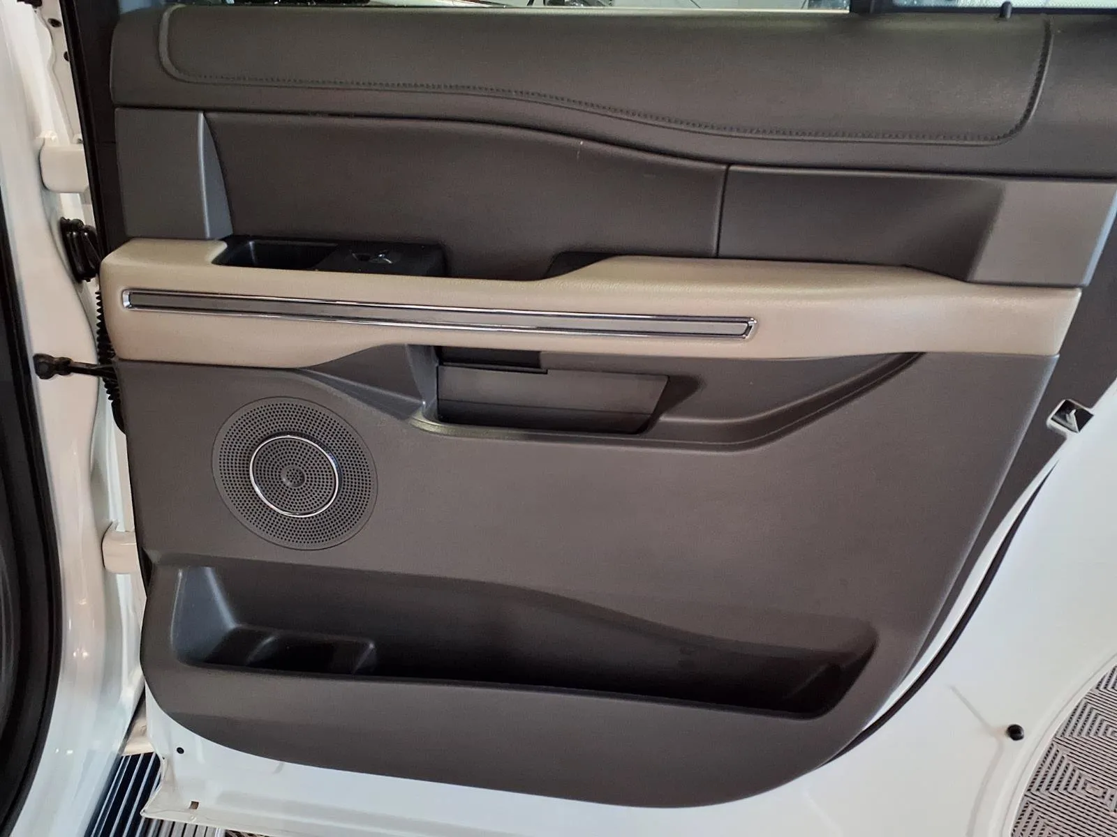 Ford Expedition MAX photo 9