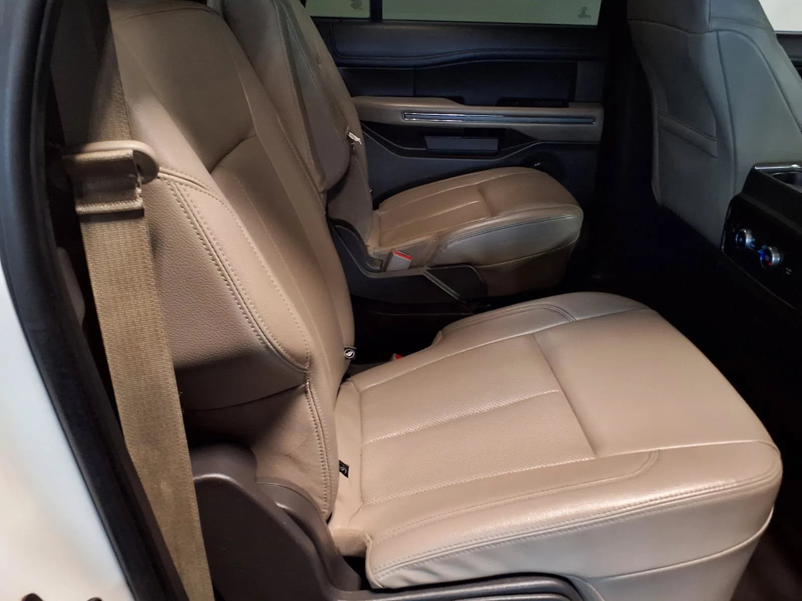 Ford Expedition MAX photo 10