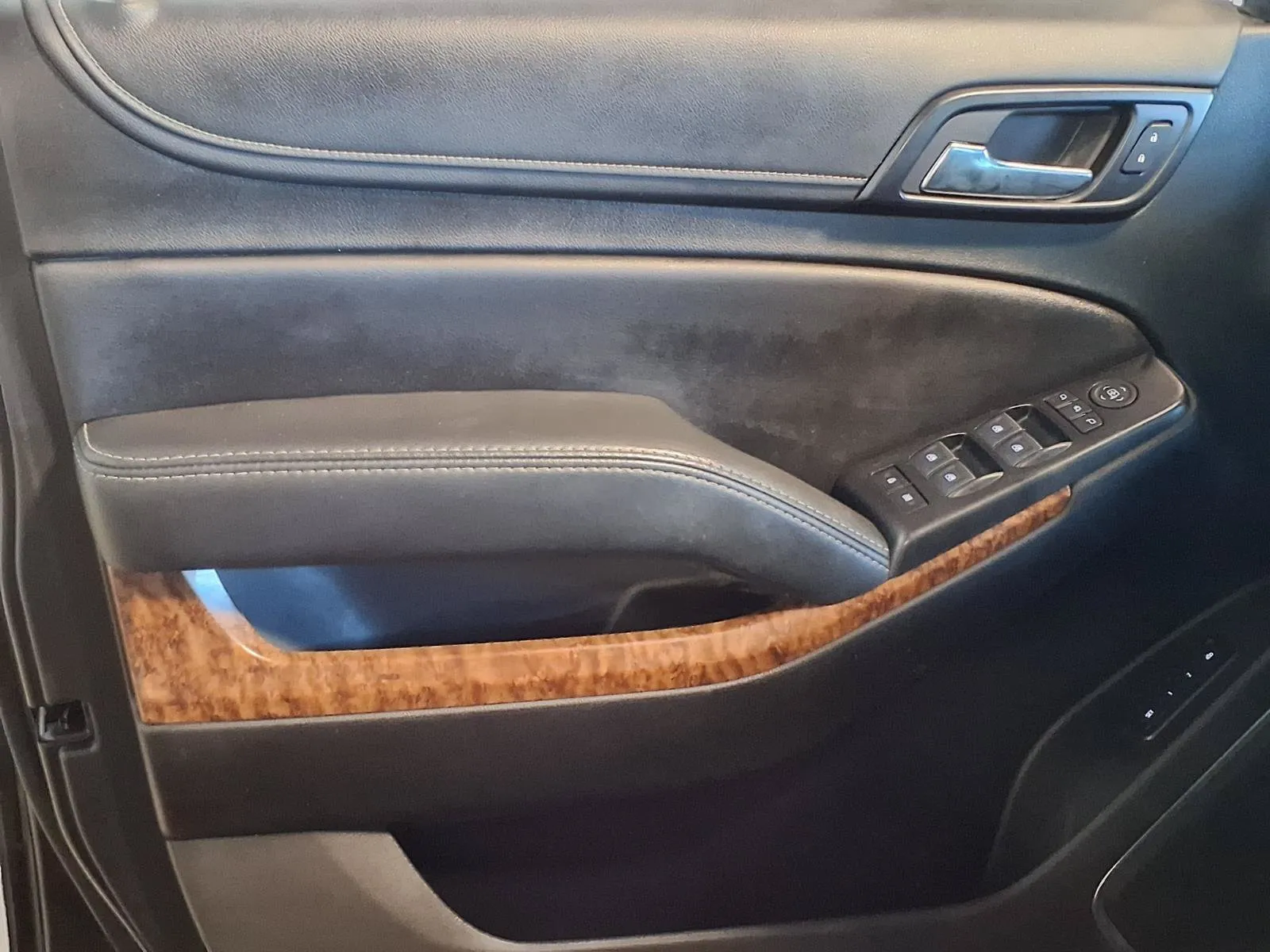 Chevrolet Suburban photo 17