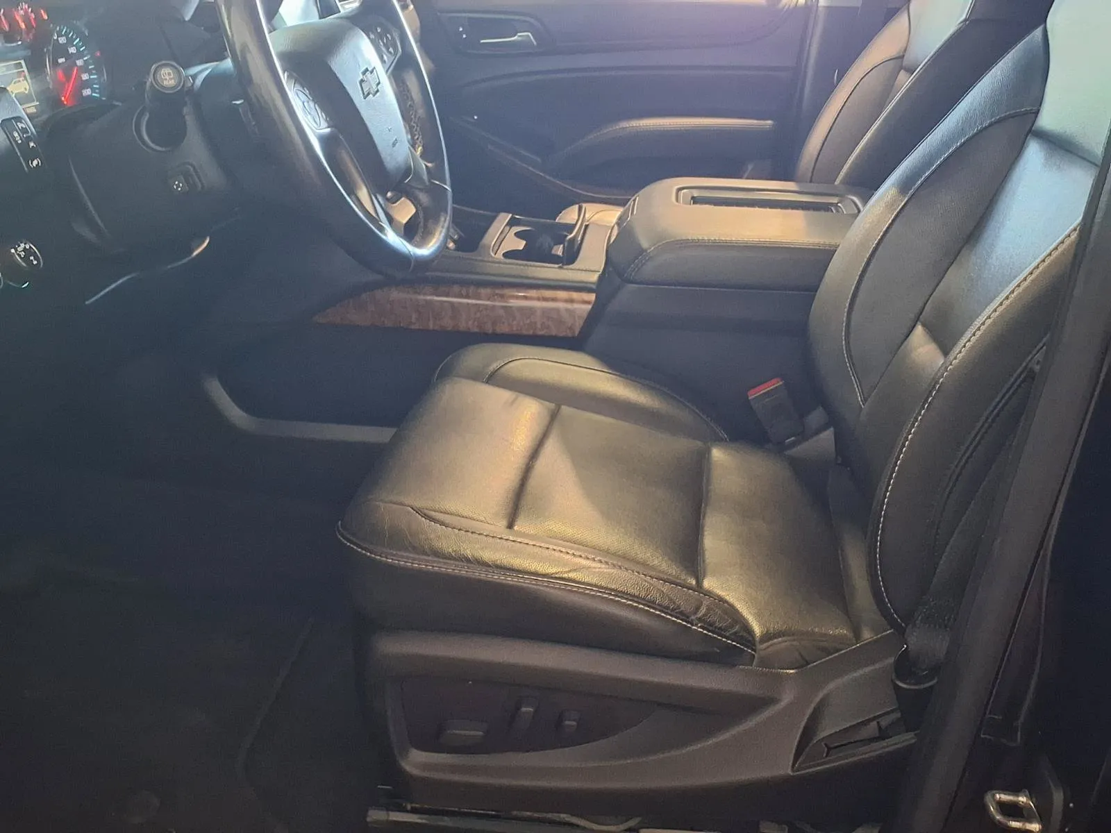 Chevrolet Suburban photo 18