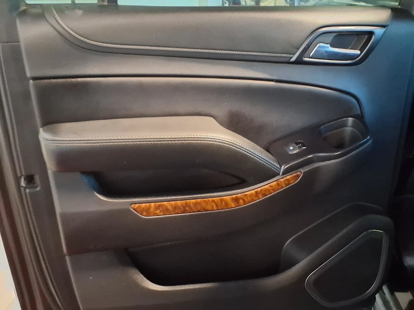 Chevrolet Suburban photo 14