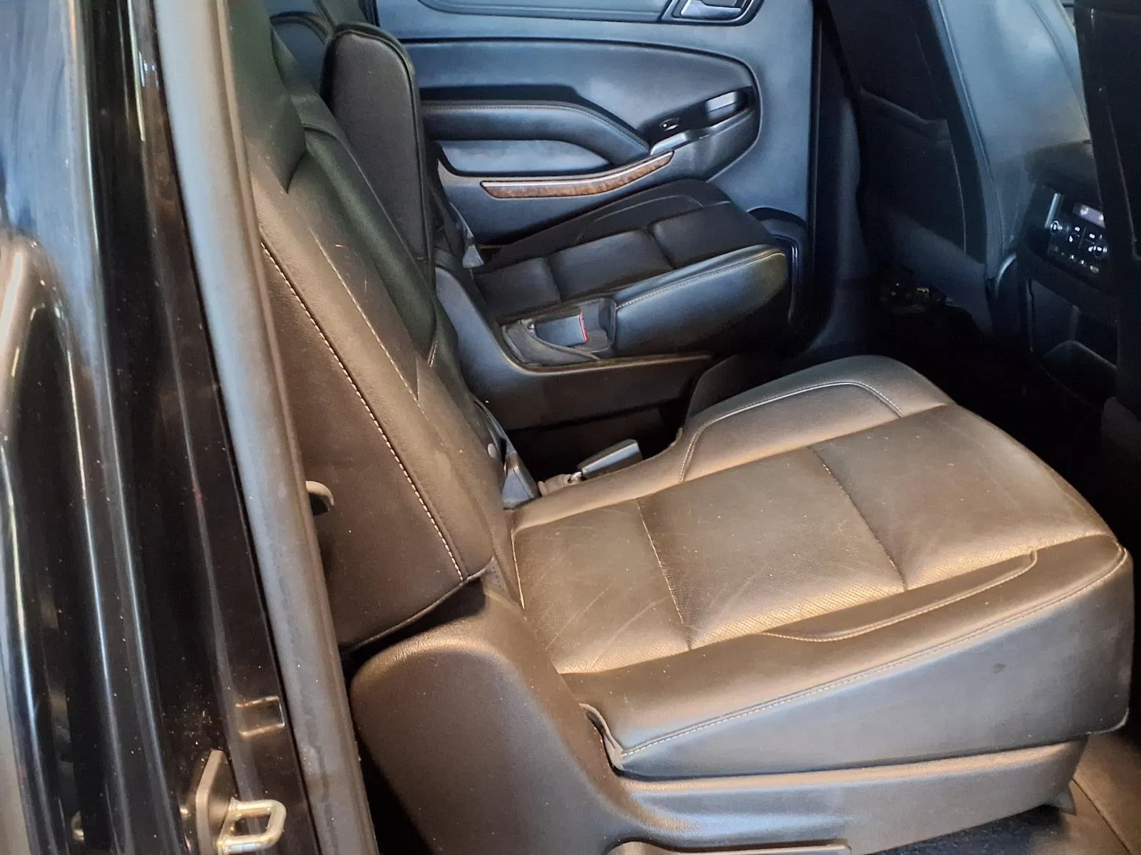 Chevrolet Suburban photo 11