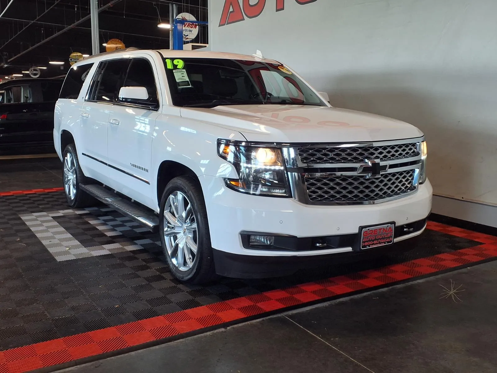 Chevrolet Suburban photo 2