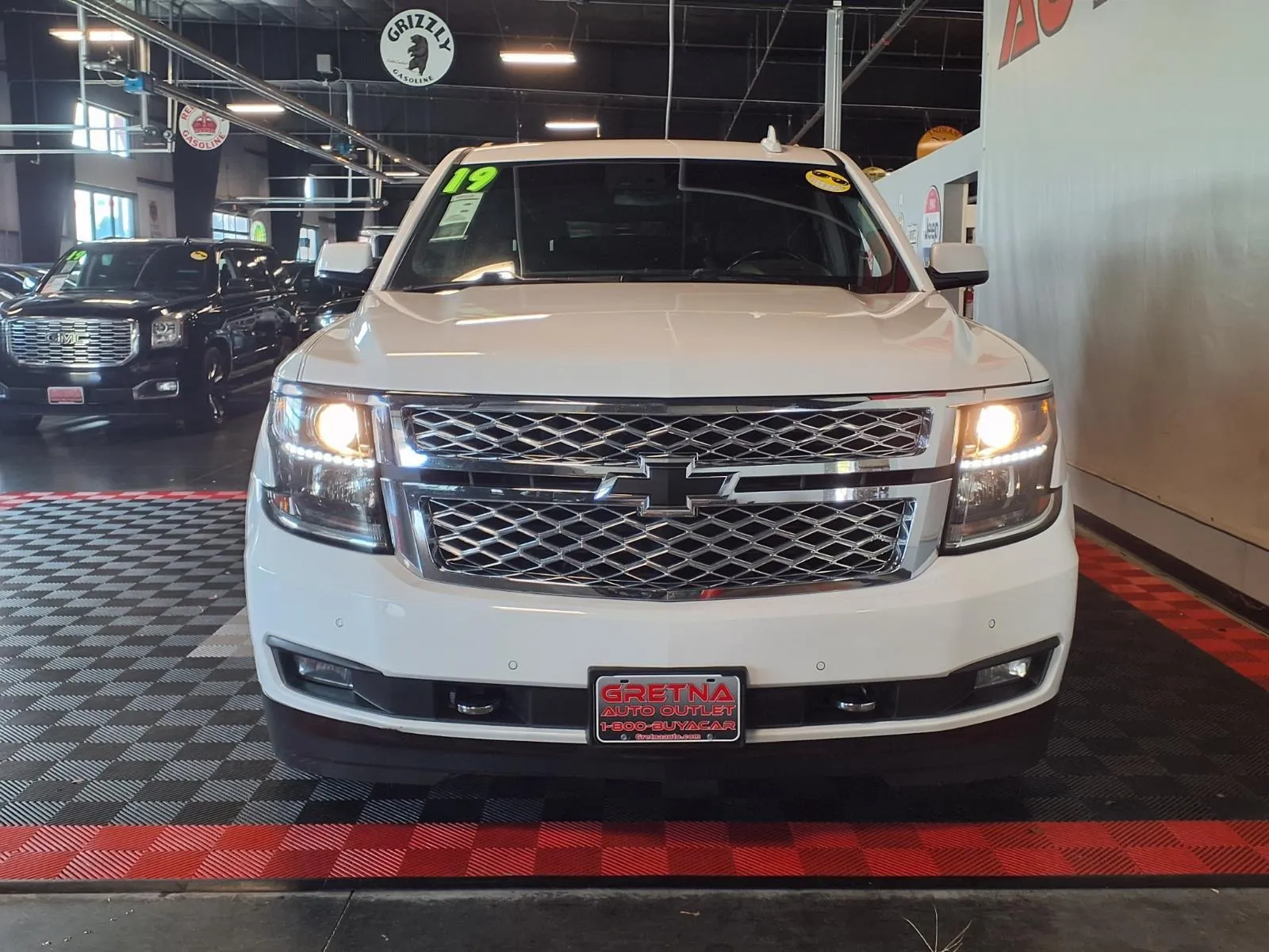 Chevrolet Suburban photo 3