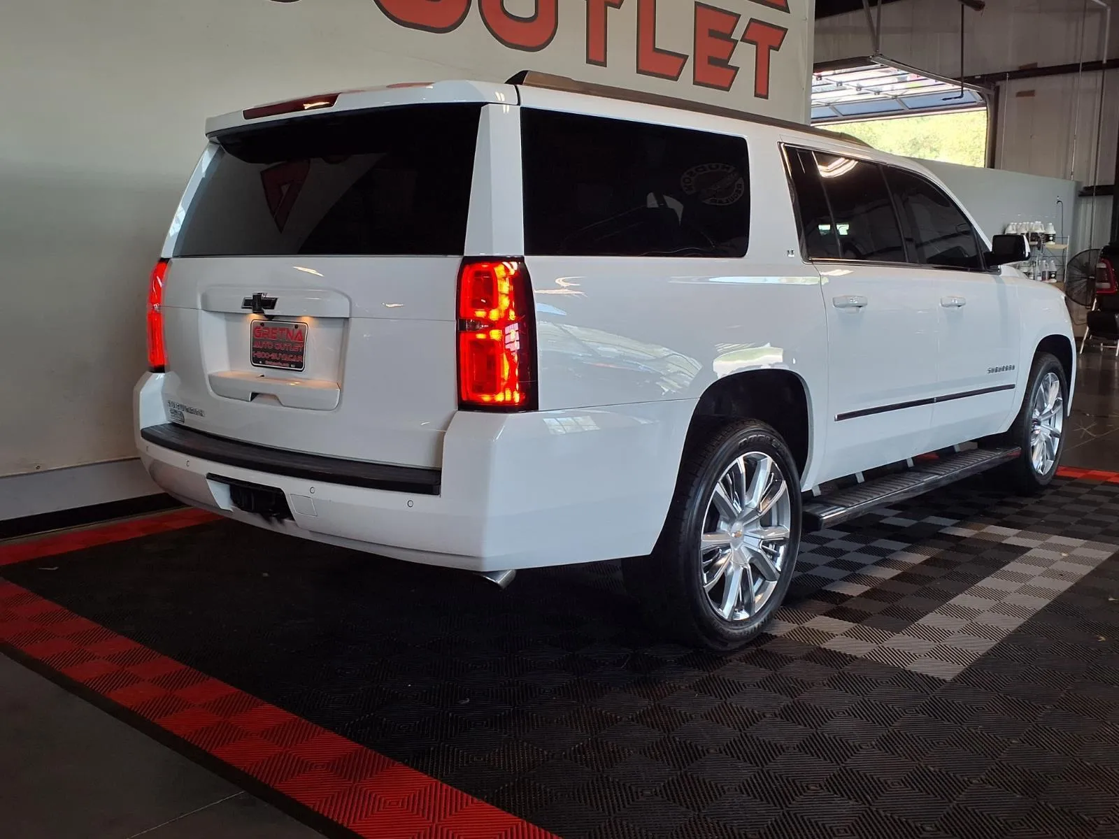 Chevrolet Suburban photo 9