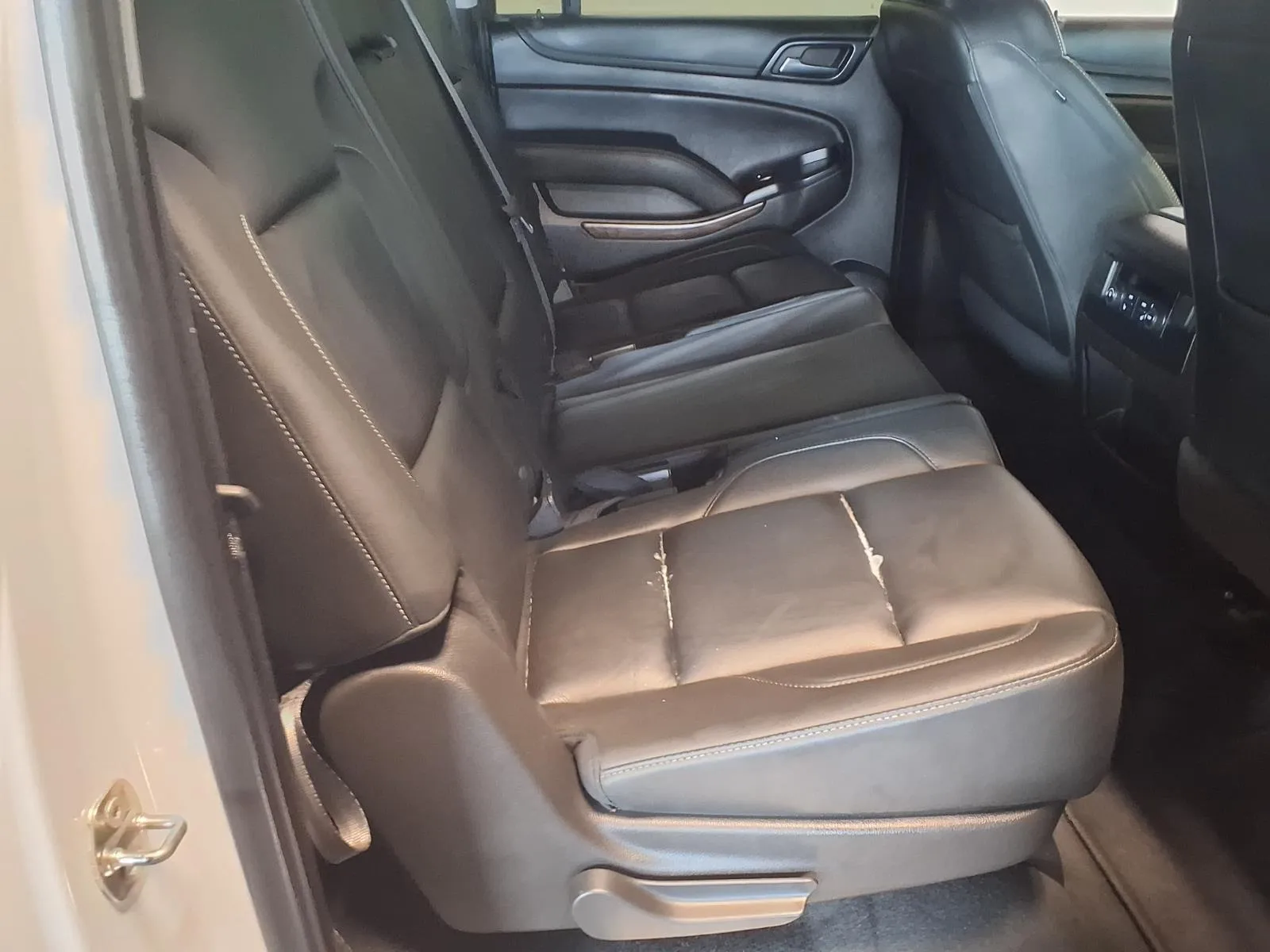 Chevrolet Suburban photo 11