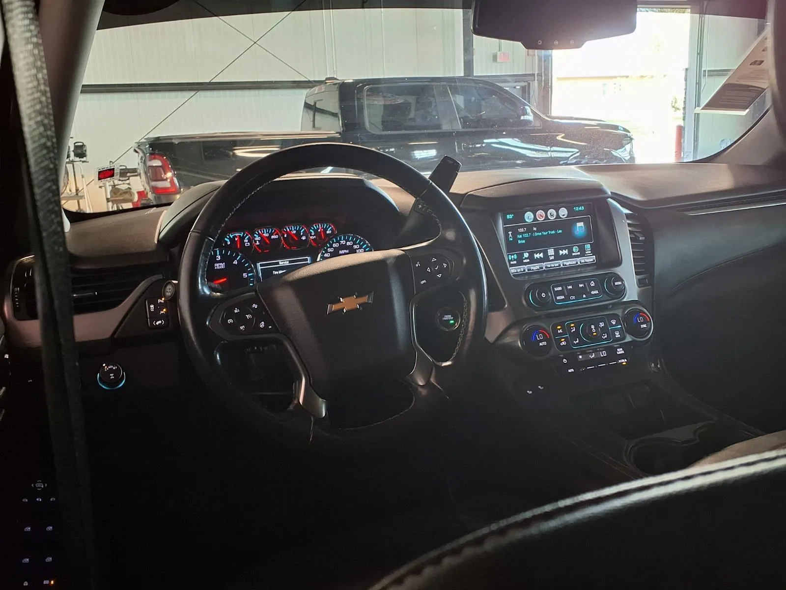 Chevrolet Suburban photo 16