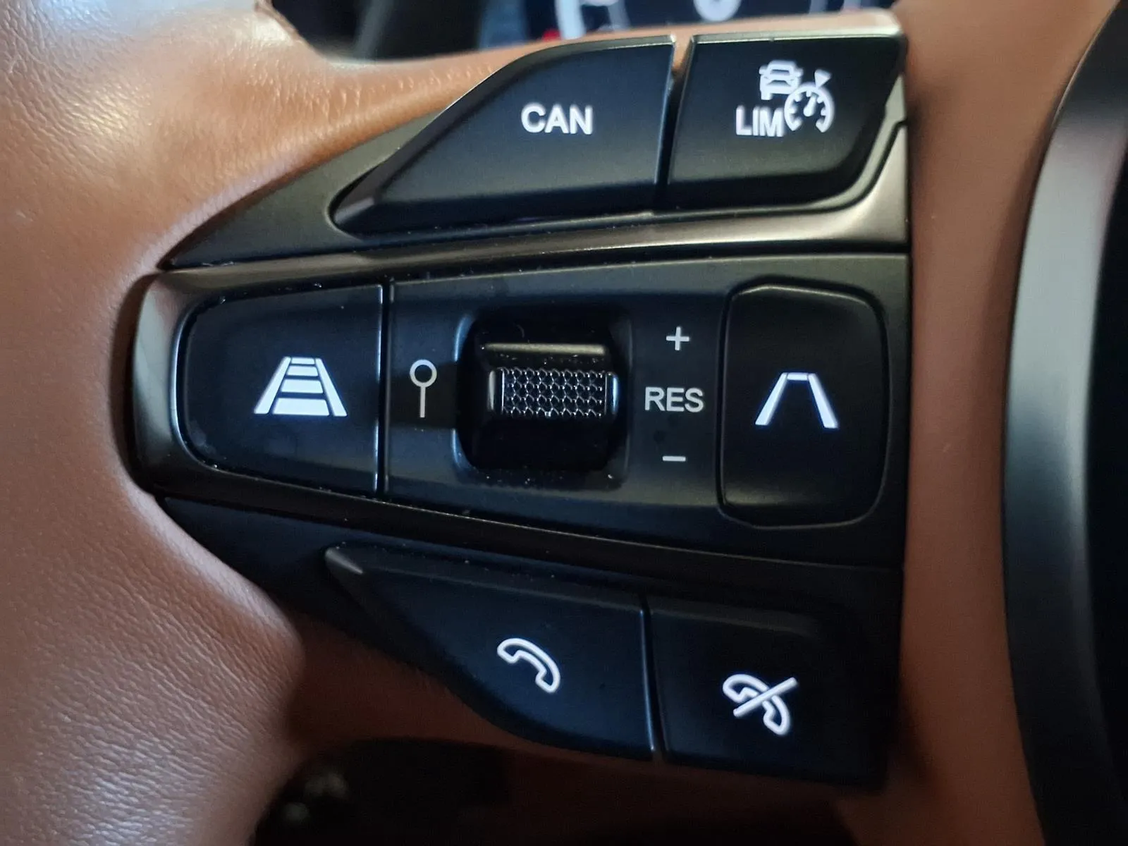 Aston Martin DBX photo 28