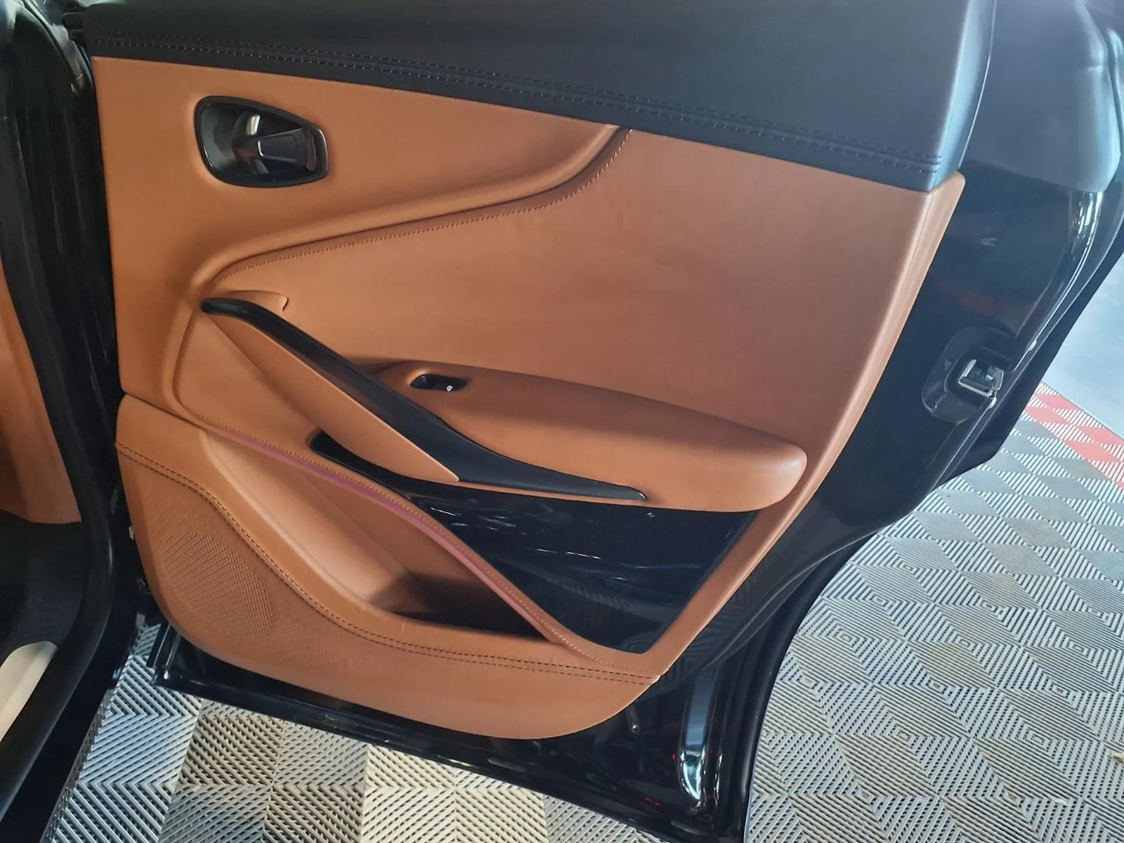 Aston Martin DBX photo 10