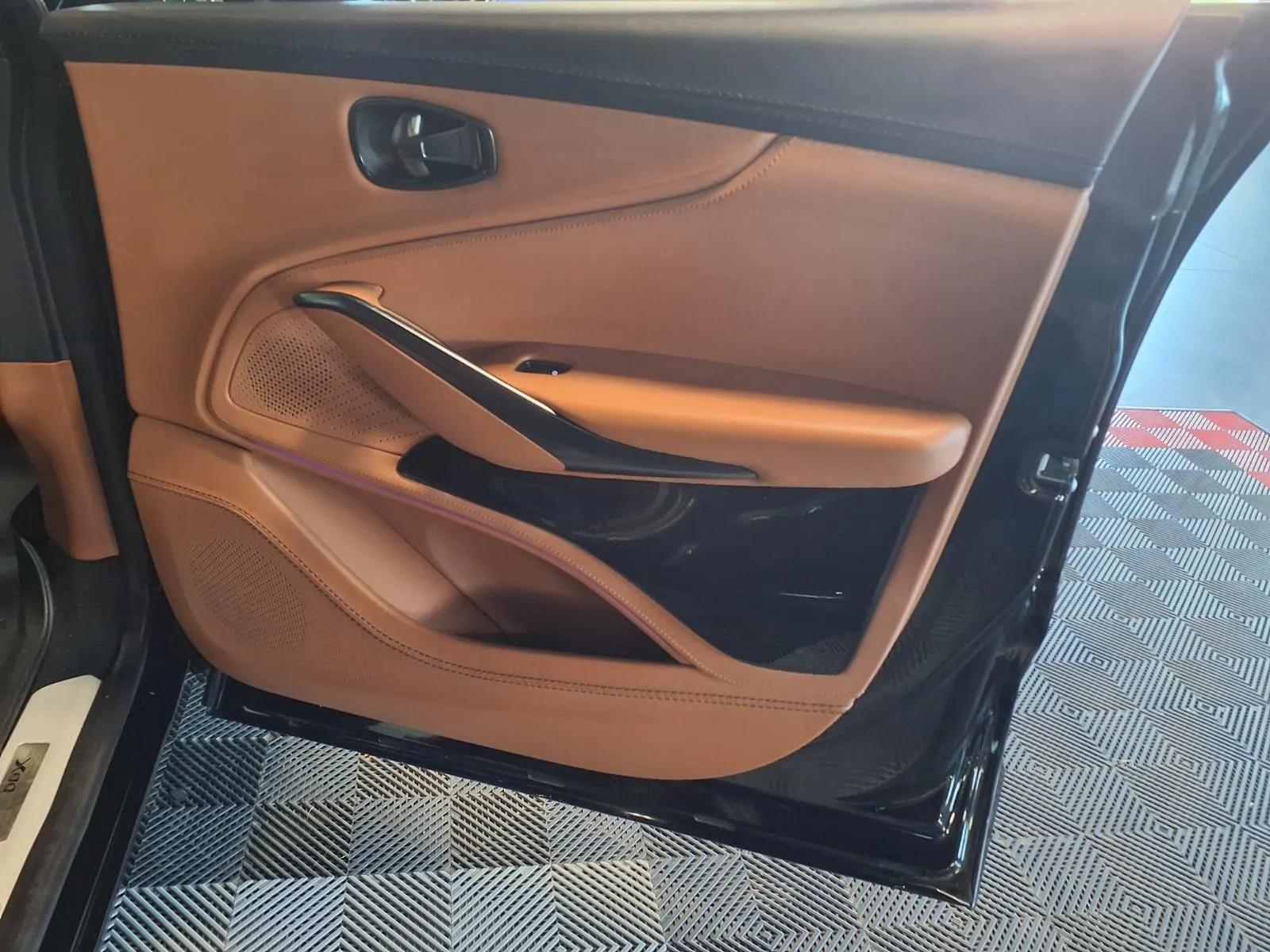 Aston Martin DBX photo 12