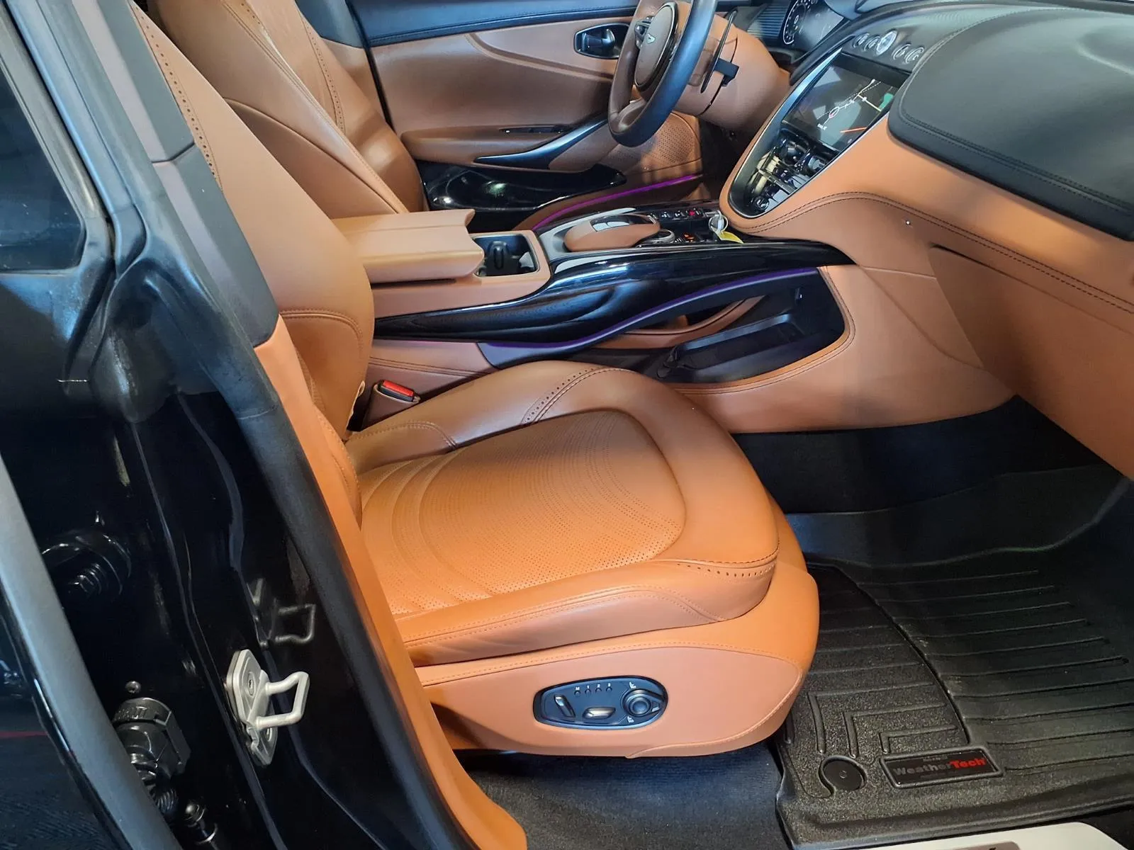 Aston Martin DBX photo 13