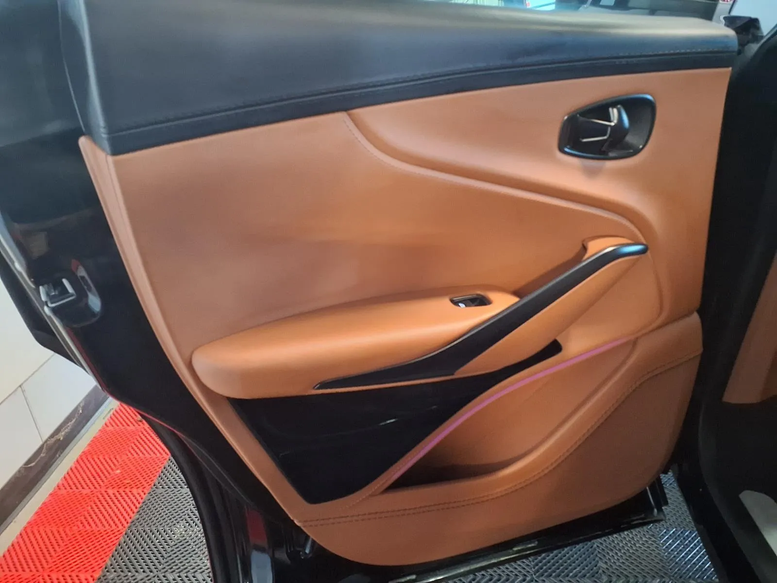 Aston Martin DBX photo 14
