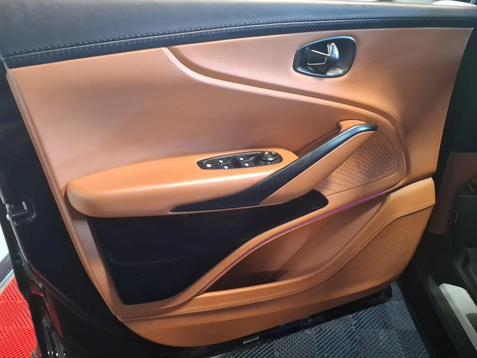 Aston Martin DBX photo 16