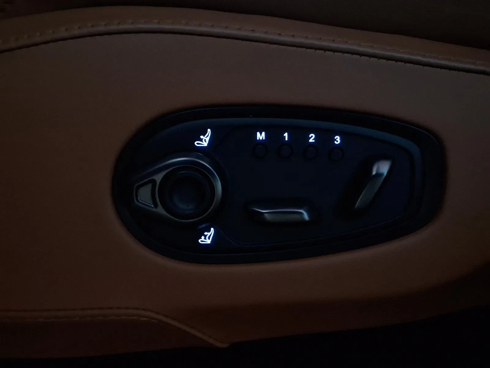 Aston Martin DBX photo 18