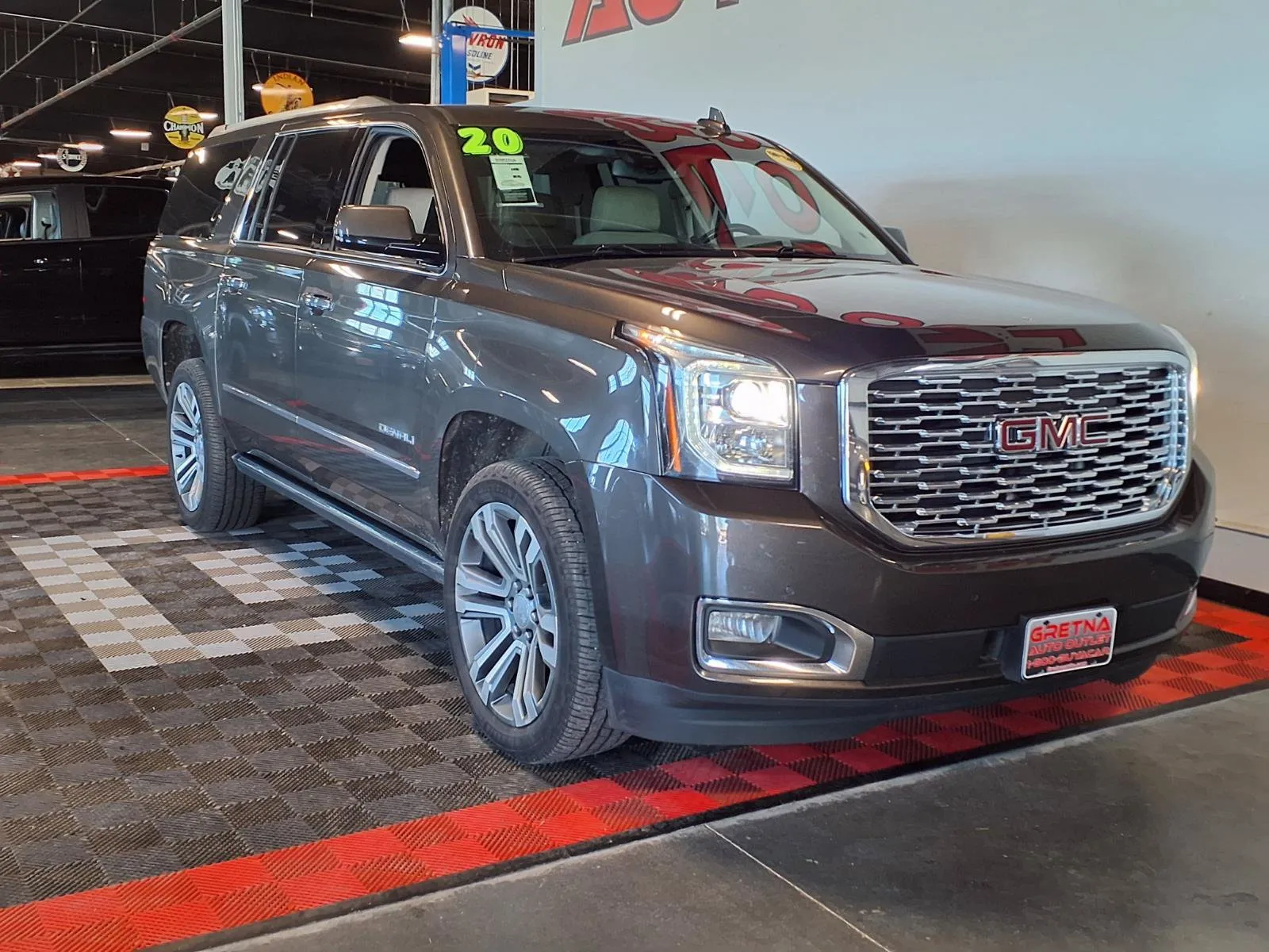 GMC Yukon XL photo 2