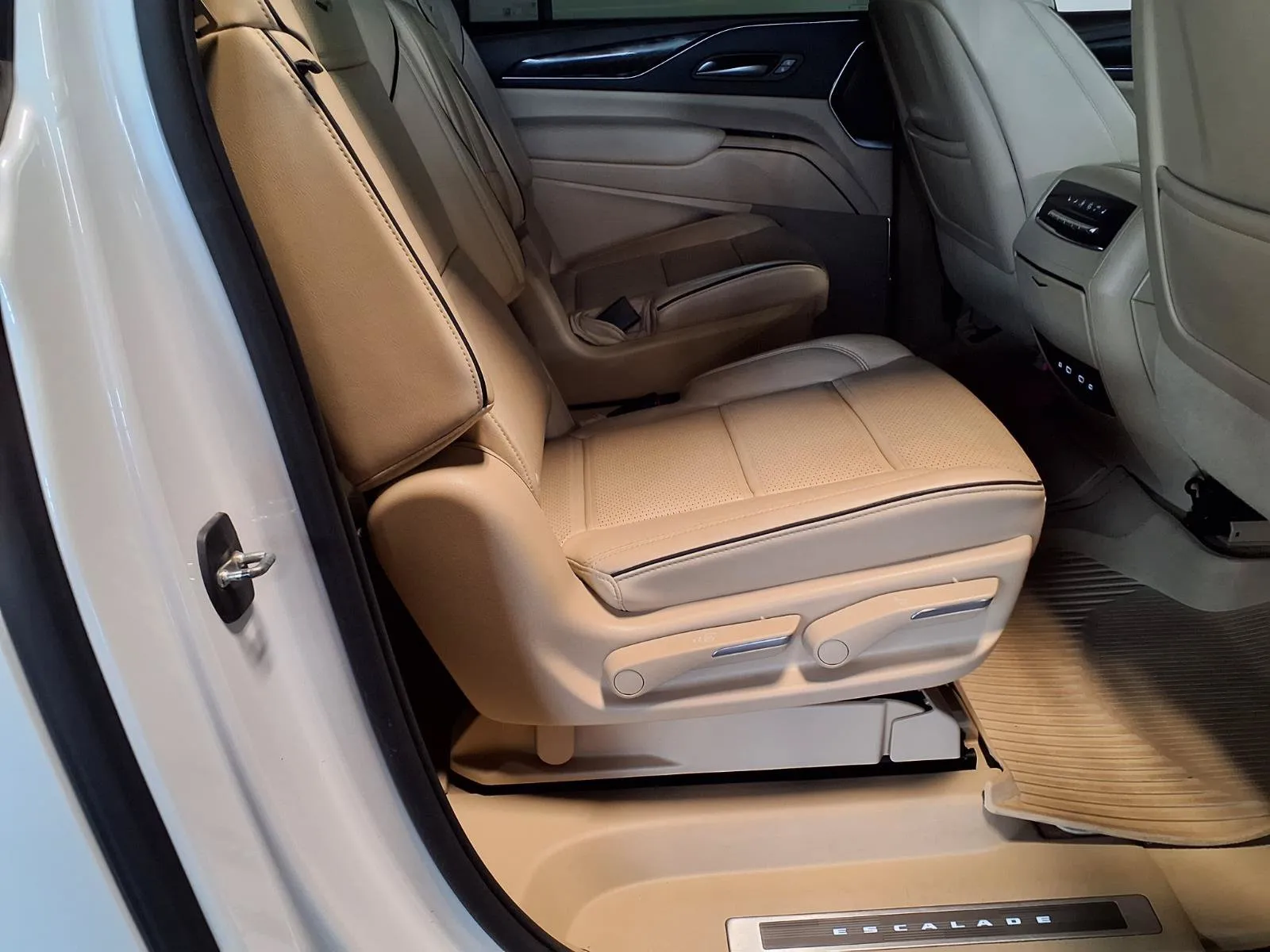Cadillac Escalade ESV photo 11