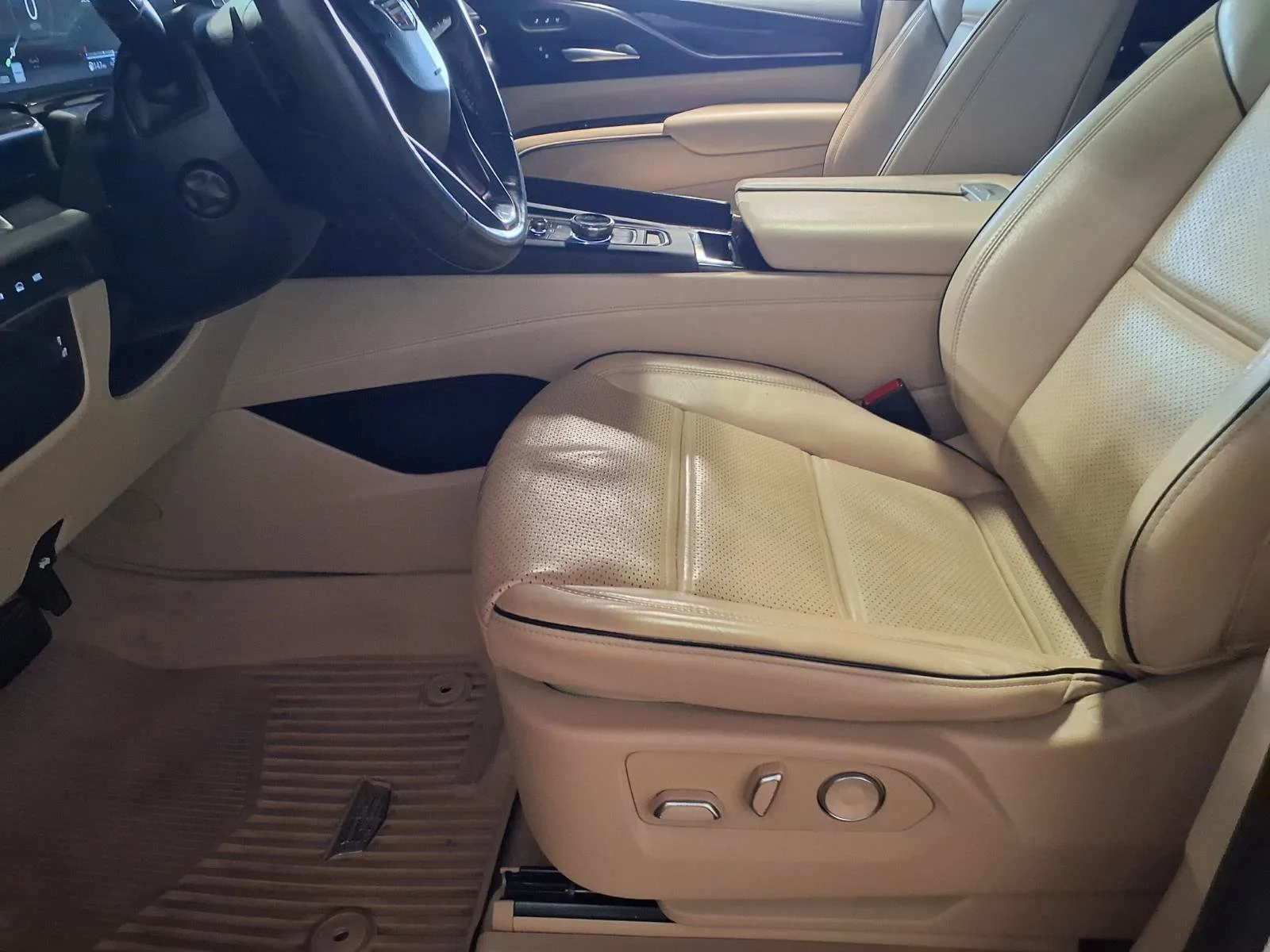 Cadillac Escalade ESV photo 20