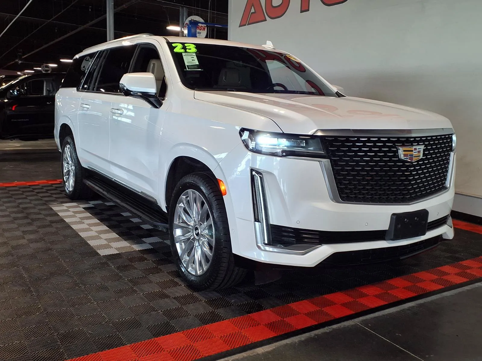 Cadillac Escalade ESV photo 2
