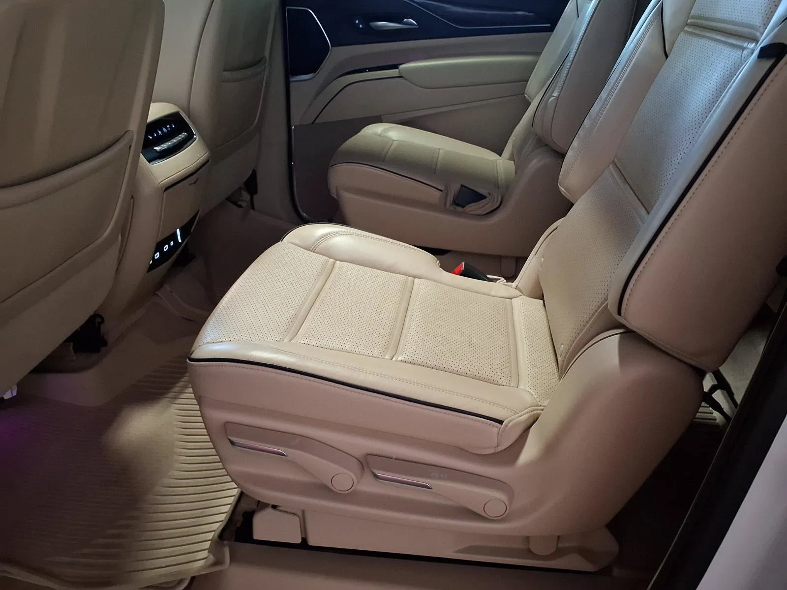Cadillac Escalade ESV photo 17