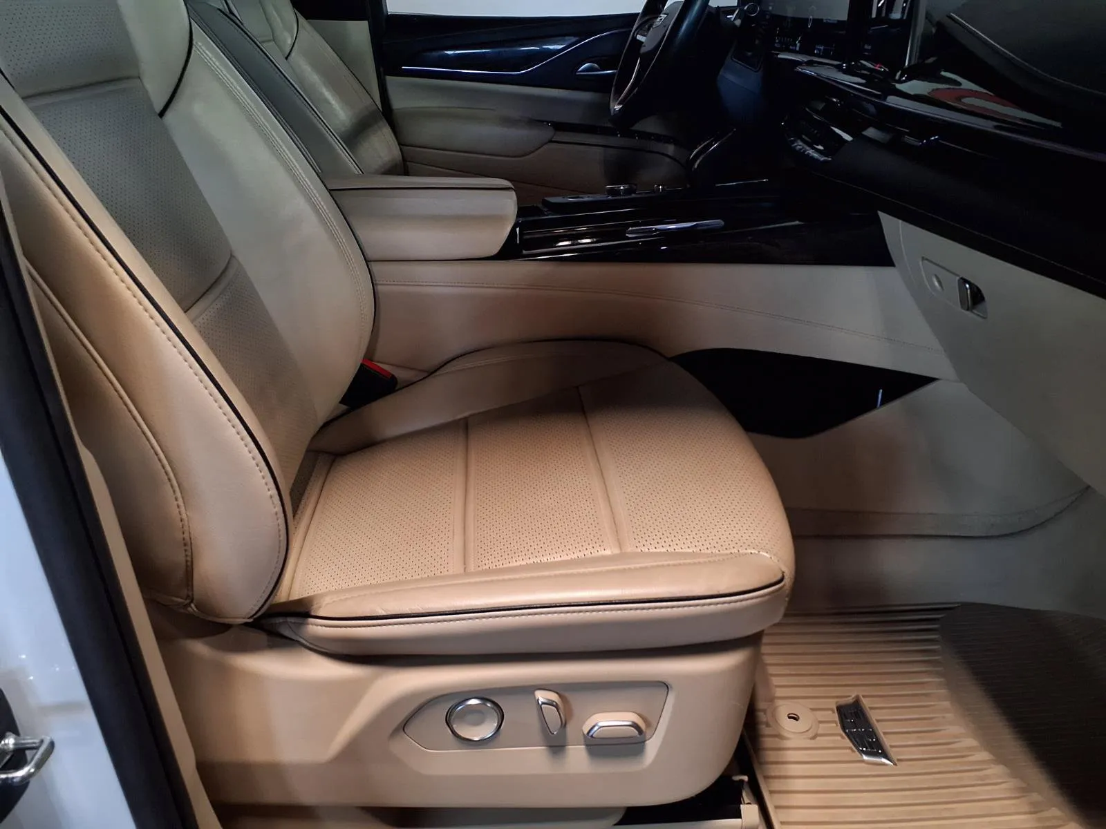 Cadillac Escalade ESV photo 15