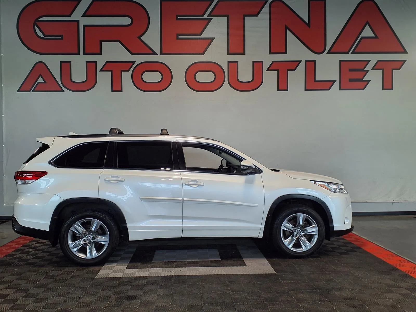 White 2019 Toyota Highlander Limited for sale in Gretna, NE