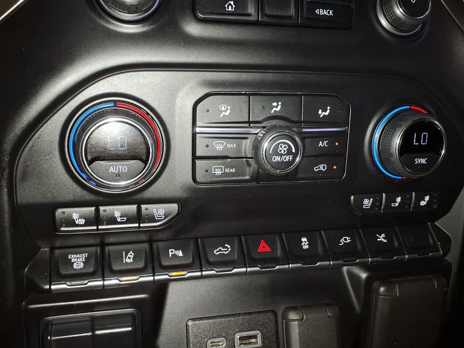 Chevrolet Silverado photo 17