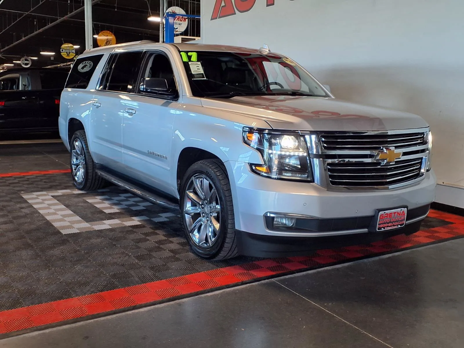 Chevrolet Suburban photo 2