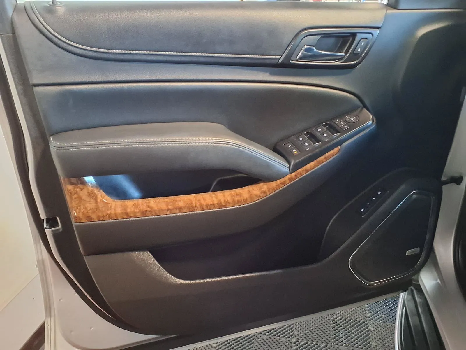 Chevrolet Suburban photo 16