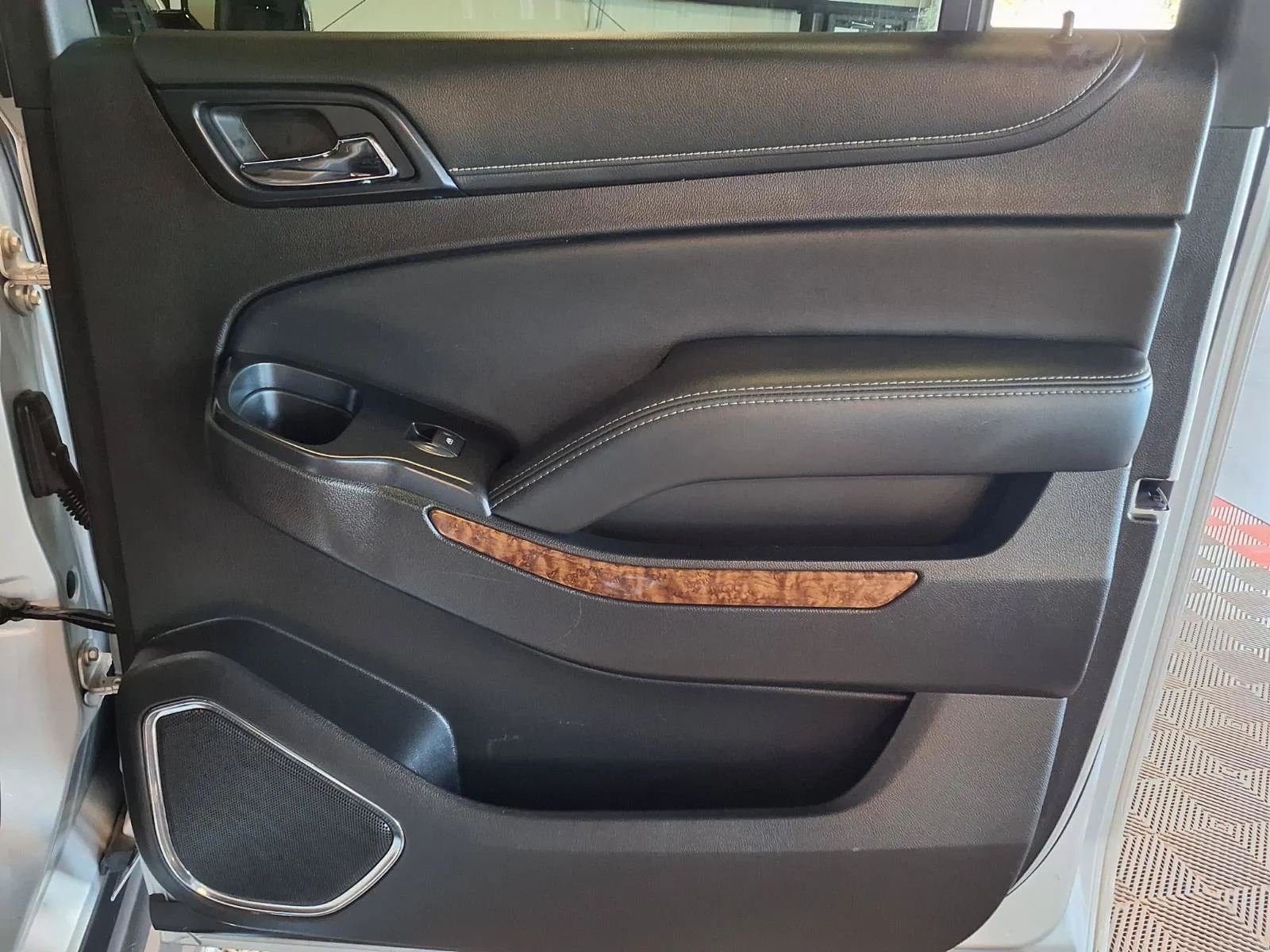 Chevrolet Suburban photo 10